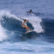 Mae-surfeuse-et-monitruce-de-surf-ile-de-re